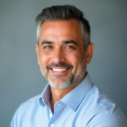 Retrato profesional de Juan Pérez, consultor senior de Estuario Grano